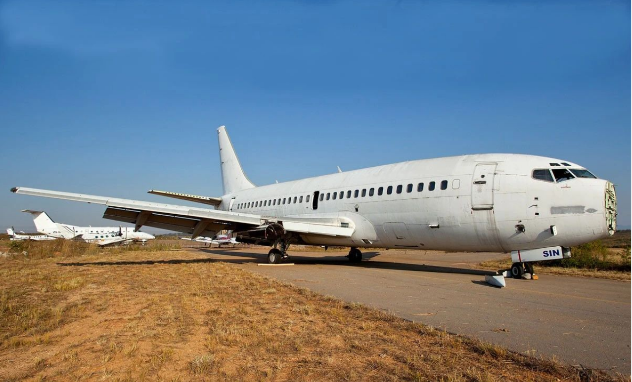 波音B737-500机壳出售，退役状态，机体机构完整，不含动力系统！