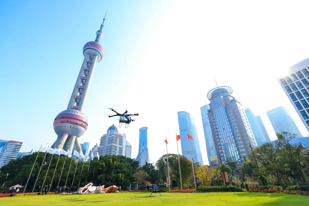 上海开启 “City Vtol” 新时代---小鹏汇天的 “陆地航母”飞行汽车在上海首飞